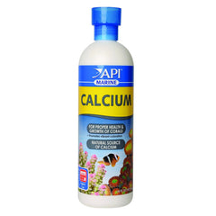 Bouteille API MARINE CALCIUM prête à soutenir la croissance des coraux dans un aquarium récif.