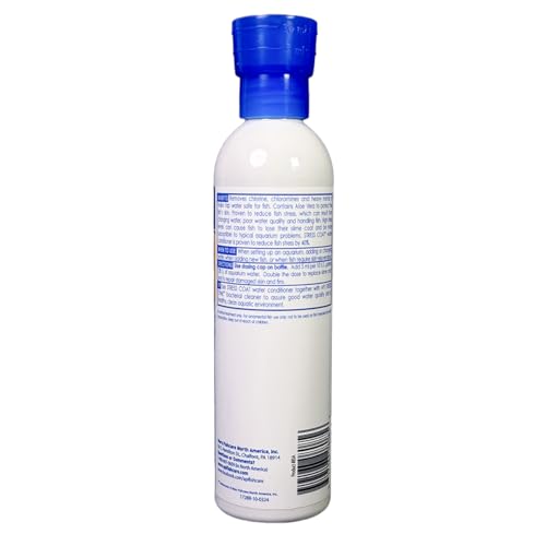 Main tenant le flacon, dosage précis pour traiter l’eau et protéger les poissons.