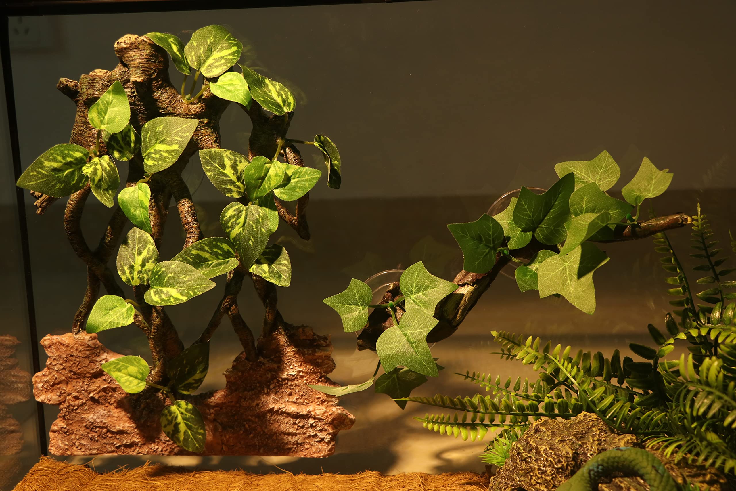 AQUA KT Branche realiste-terarium favorise repos et exploration.