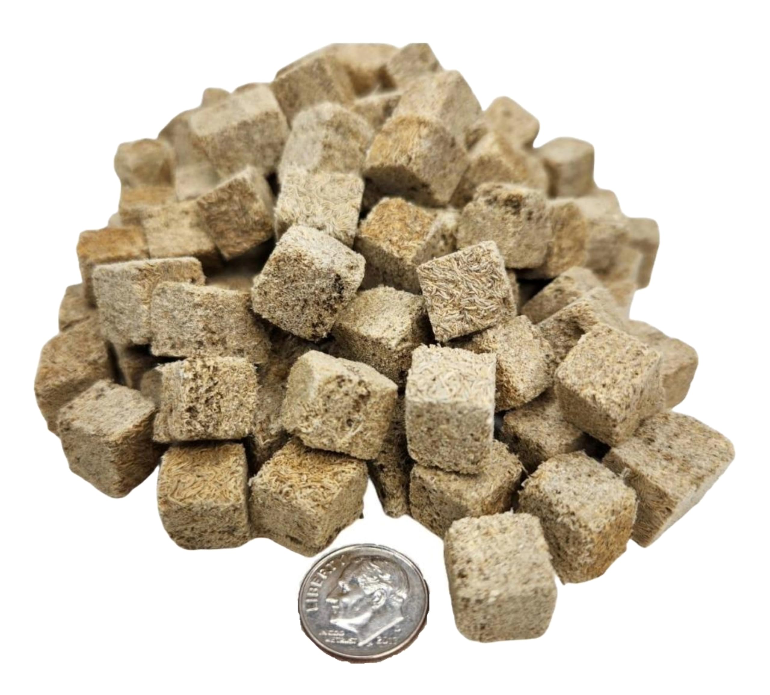 Aquatic Foods Inc. cubes tubifex séchés flottants dans l'aquarium
