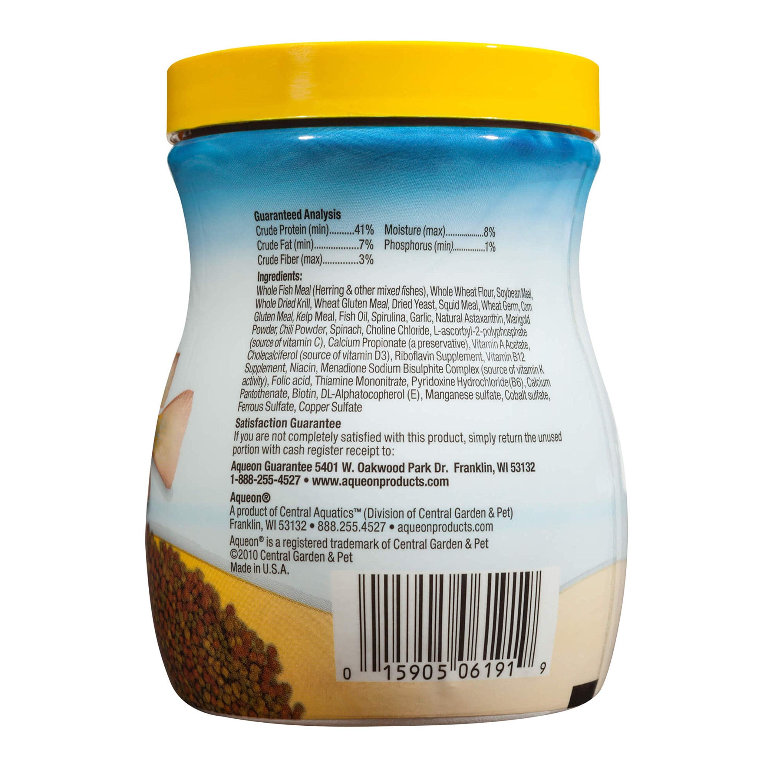 Aqueon Tropical Granules versés dans l'aquarium, granules qui coulent et nourrissent les poissons.