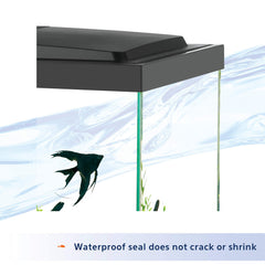 Aqueon mastic silicone clair montrant l'application sur un joint d'aquarium.