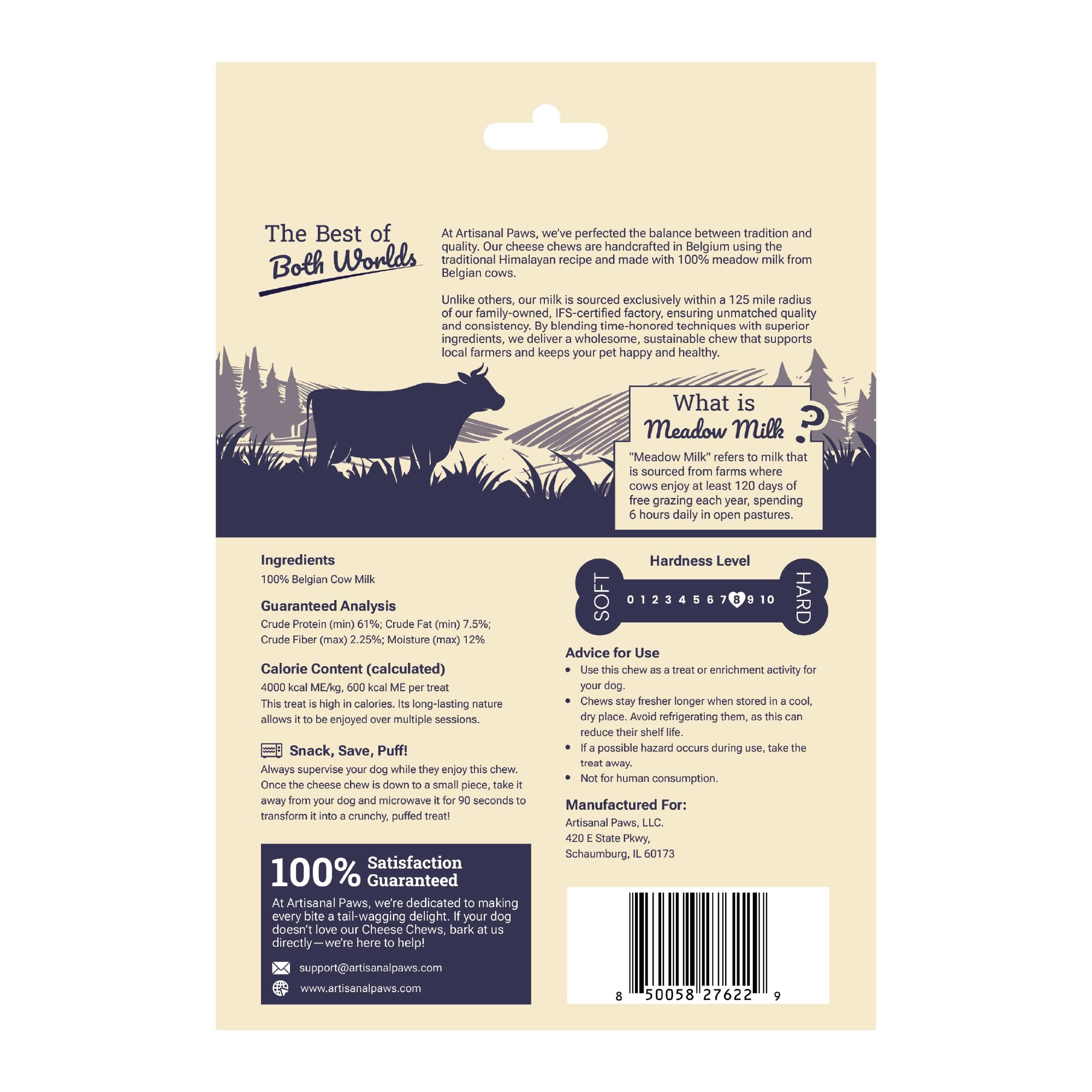 Artisanal Paws chien dans un champ – vaches pâturant et saveur naturelle.