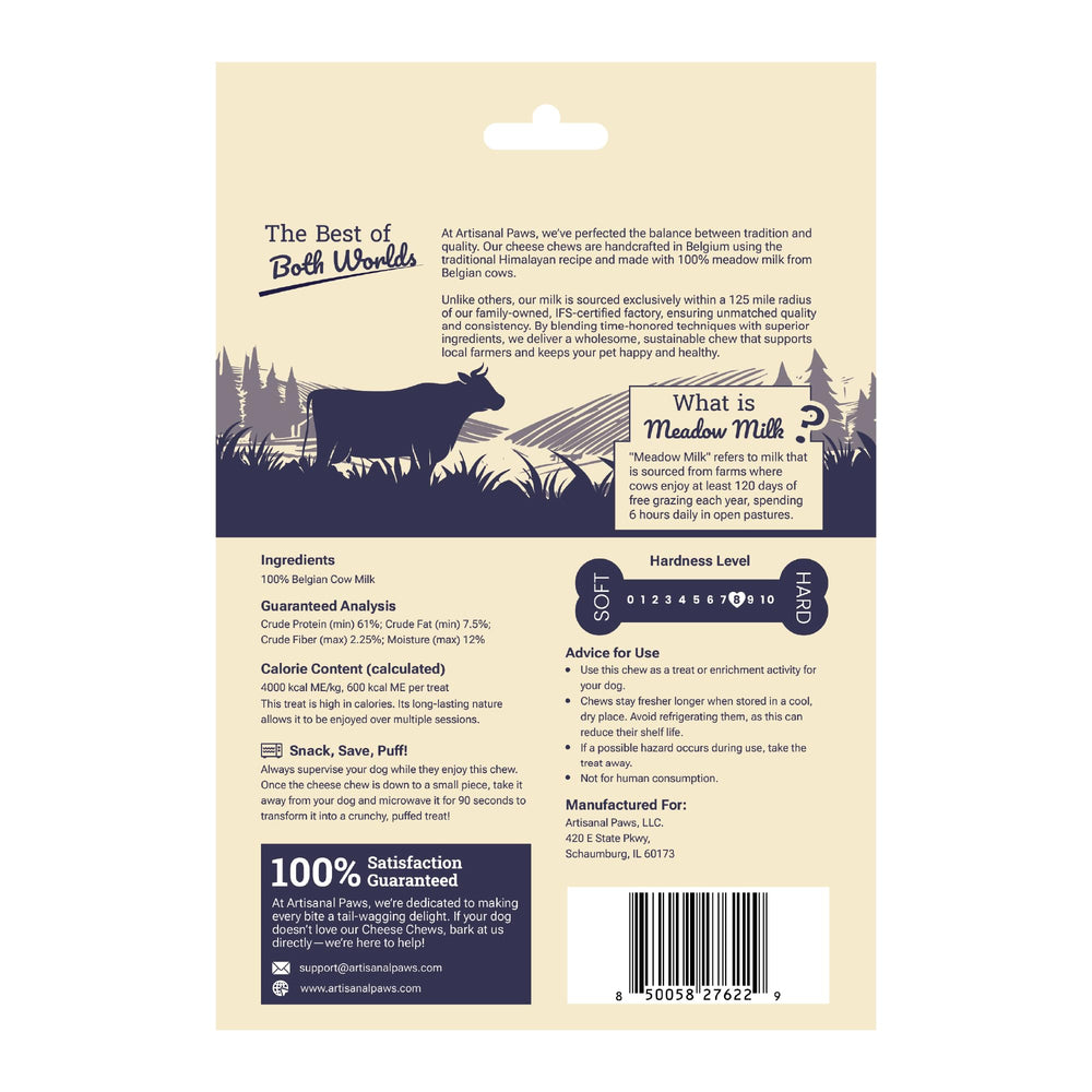 Artisanal Paws chien dans un champ – vaches pâturant et saveur naturelle.