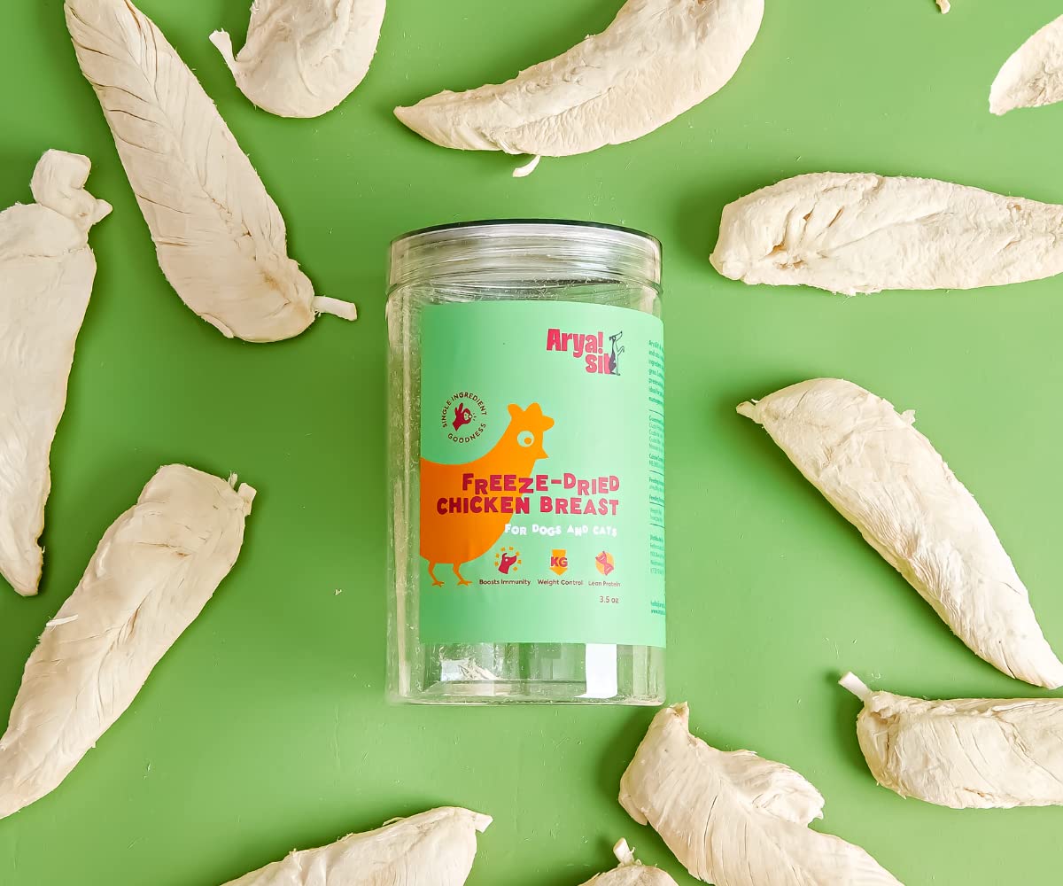 Gros plan sur une tranche de poulet séché Arya Sit!, arôme pur.
