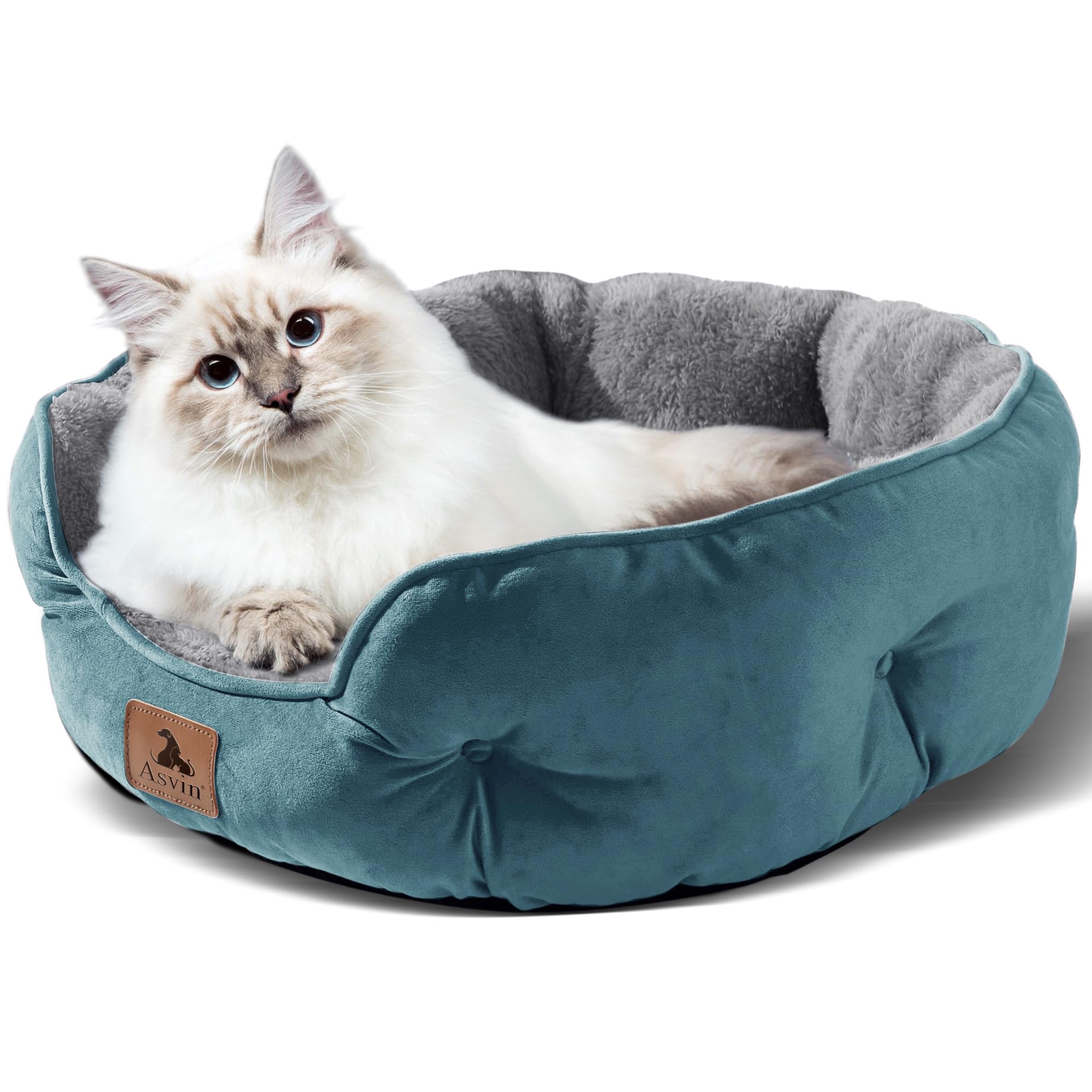 Coussin sherpa doux sur le lit Asvin, peau réconfortante.