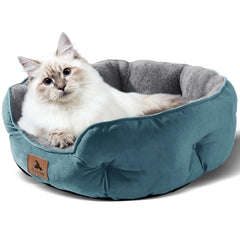 Coussin sherpa doux sur le lit Asvin, peau réconfortante.