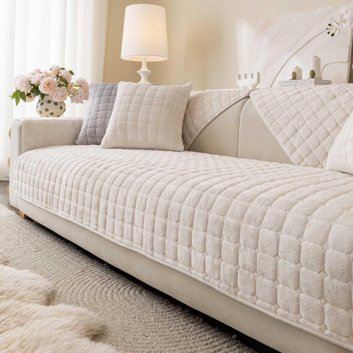 Housse Aucrovee velours blanc anti-poil sur canapé pour propreté durable