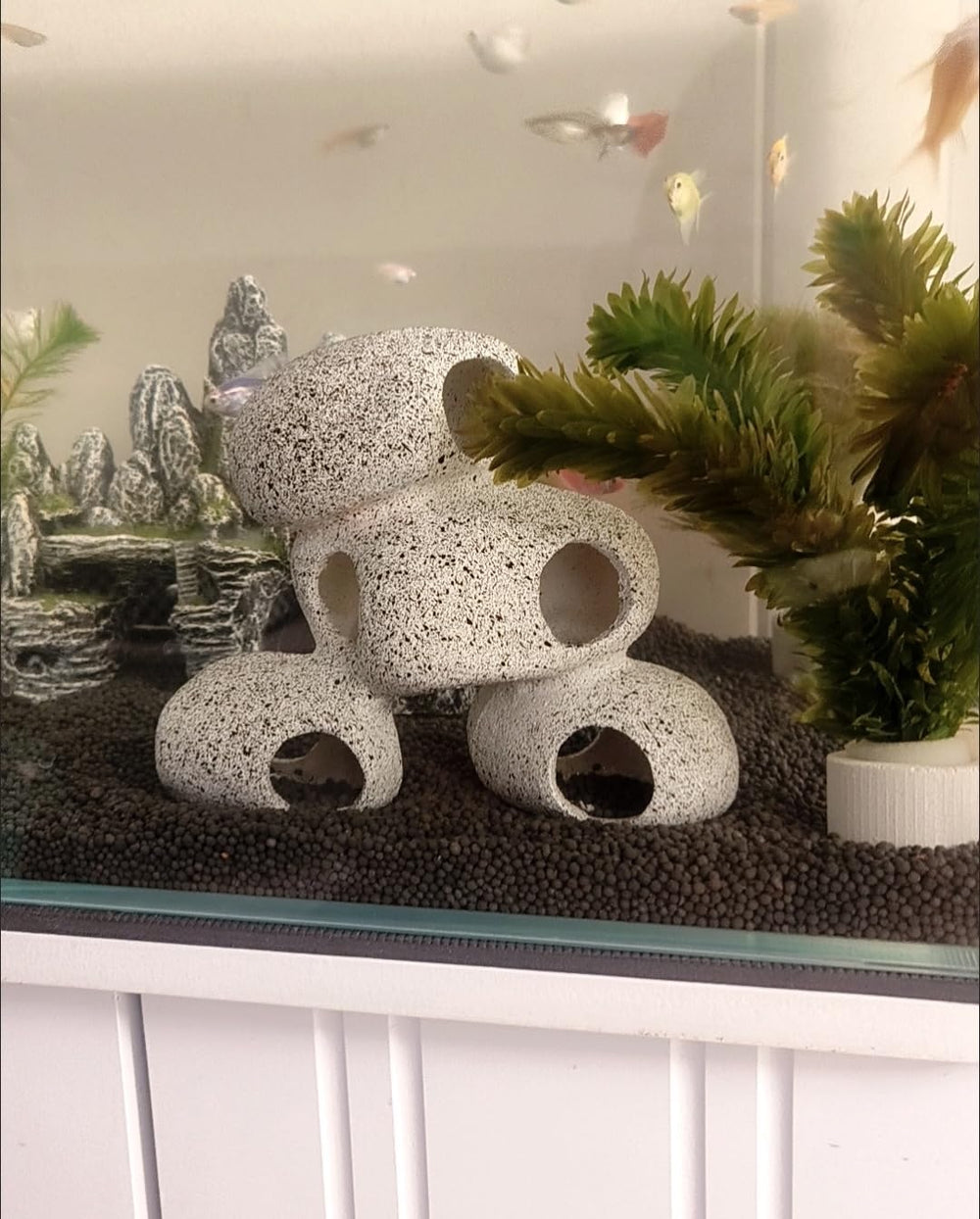 Accessoire aquarium roche Awxzom – offre décoratif et refuge discret.