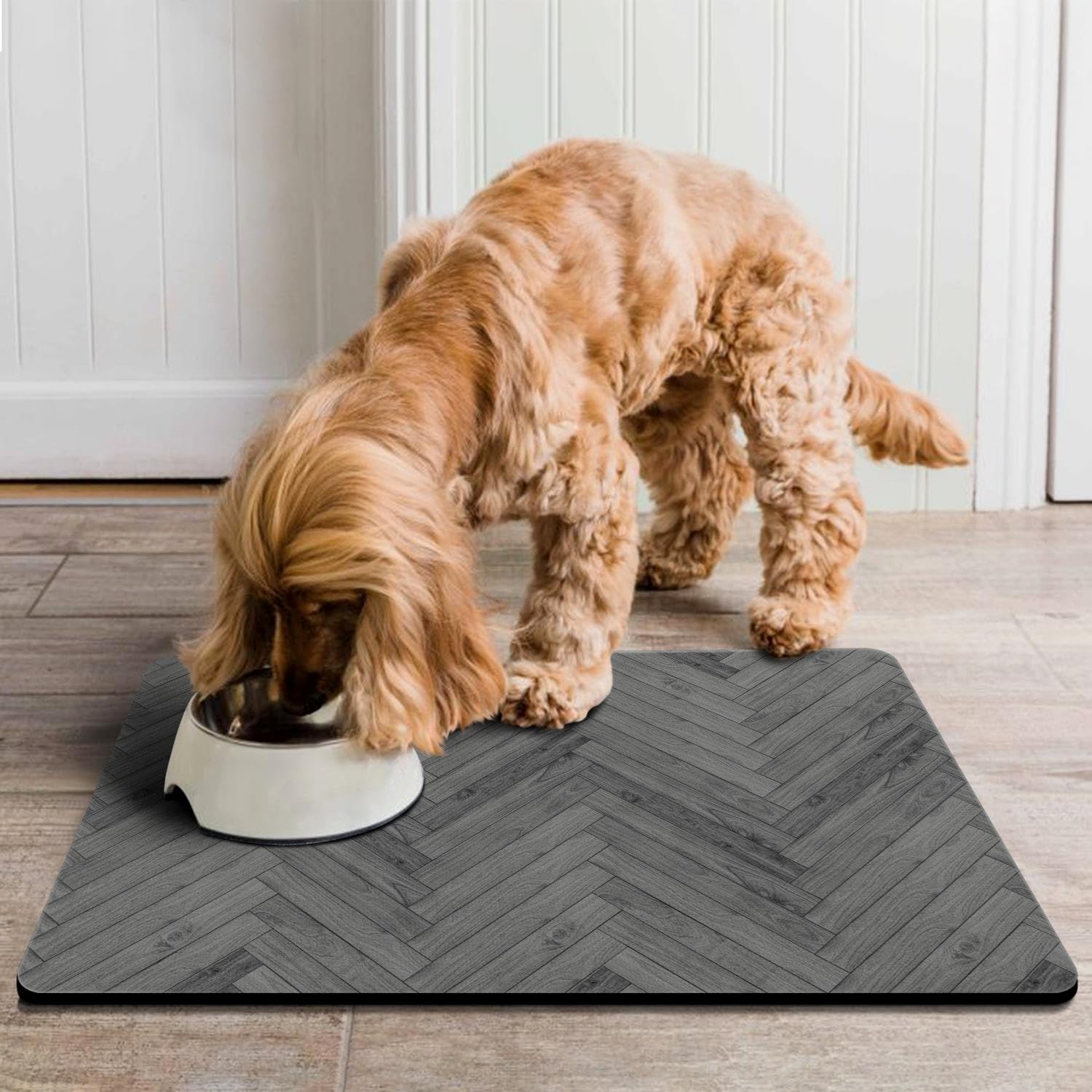 Tapis Ayiashiab sous distributeur automatique et gamelle pour animaux.