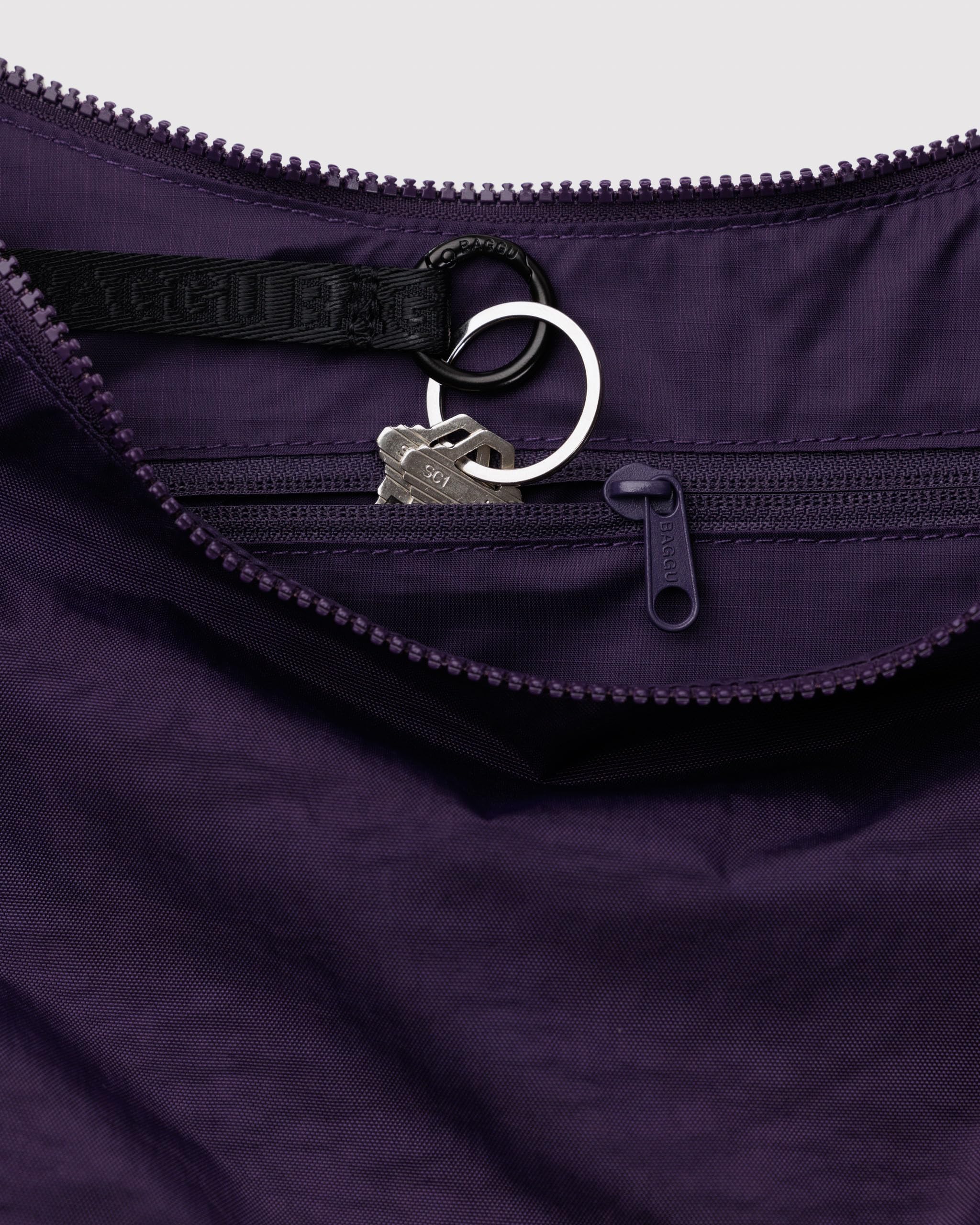 BAGGU Sac Crescent Fig – intérieur avec attache-cle, pratique pour les essentiels.