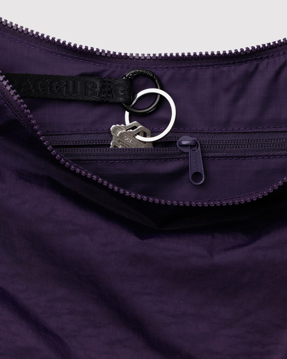 BAGGU Sac Crescent Fig – intérieur avec attache-cle, pratique pour les essentiels.