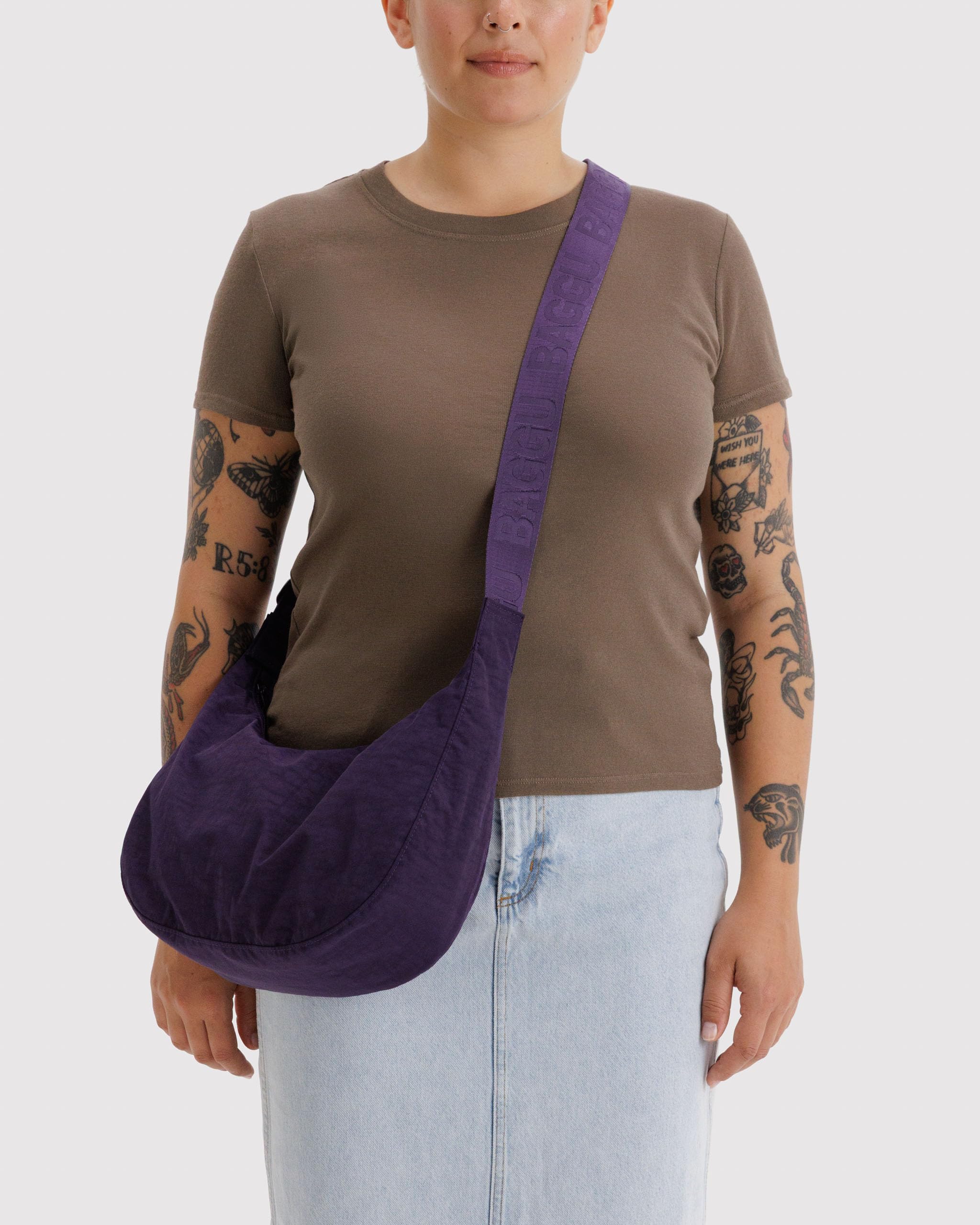 BAGGU Sac Crescent Fig – sangle réglable de 47 po pour un porté confortable.