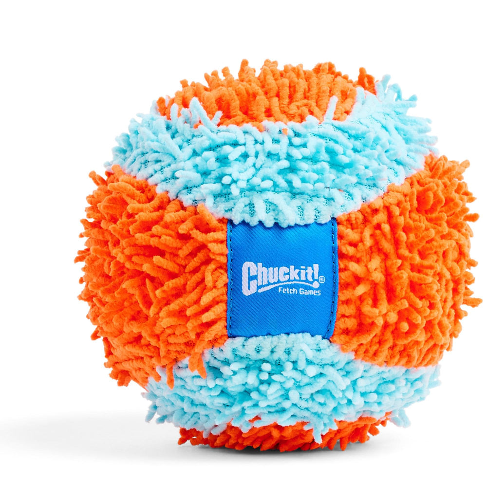 Ballon interactif Chuckit, parfait pour sessions de jeu dans le salon.