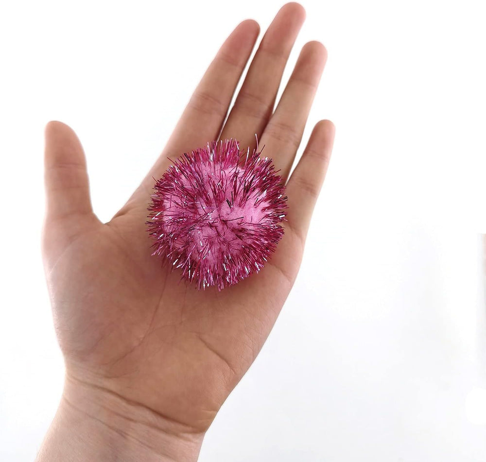 BallHull – chat qui joue avec des boules pompon, mouvement et curiosité