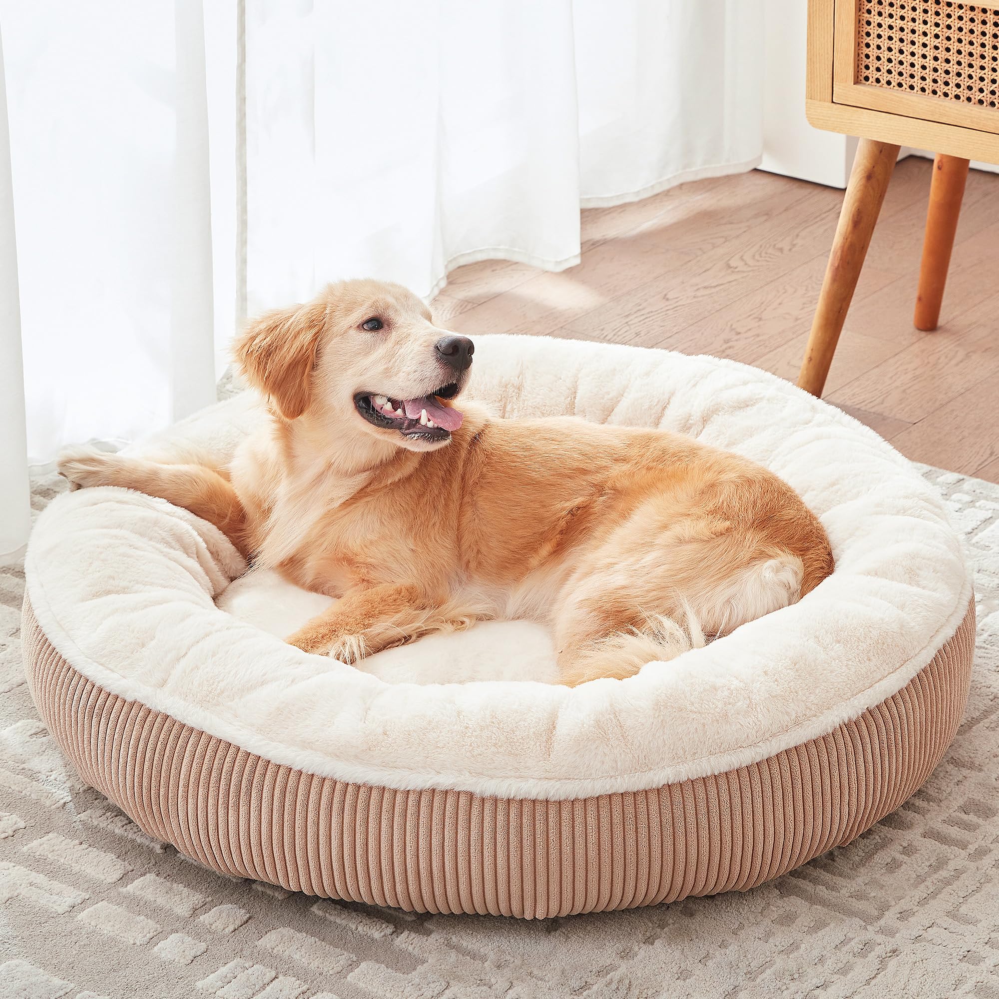 BedStill Donut pour chien grand brun sur lit moelleux et enveloppant