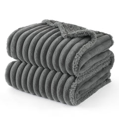 Bedsure ComfyFleece – couverture chien imperméable recto, protège le canapé des déversements.