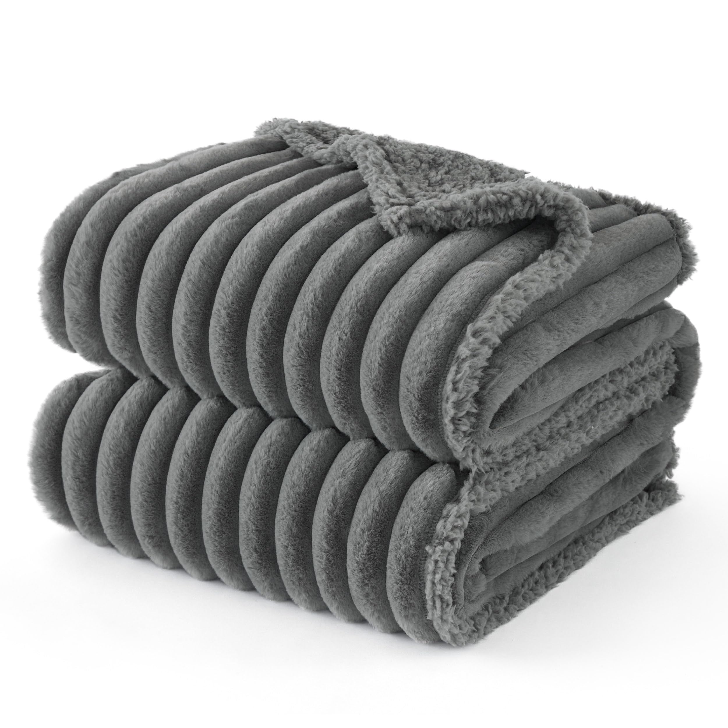 Couverture Bedsure ComfyFleece imperméable pour chien moyen, protège le mobilier lors des jeux.