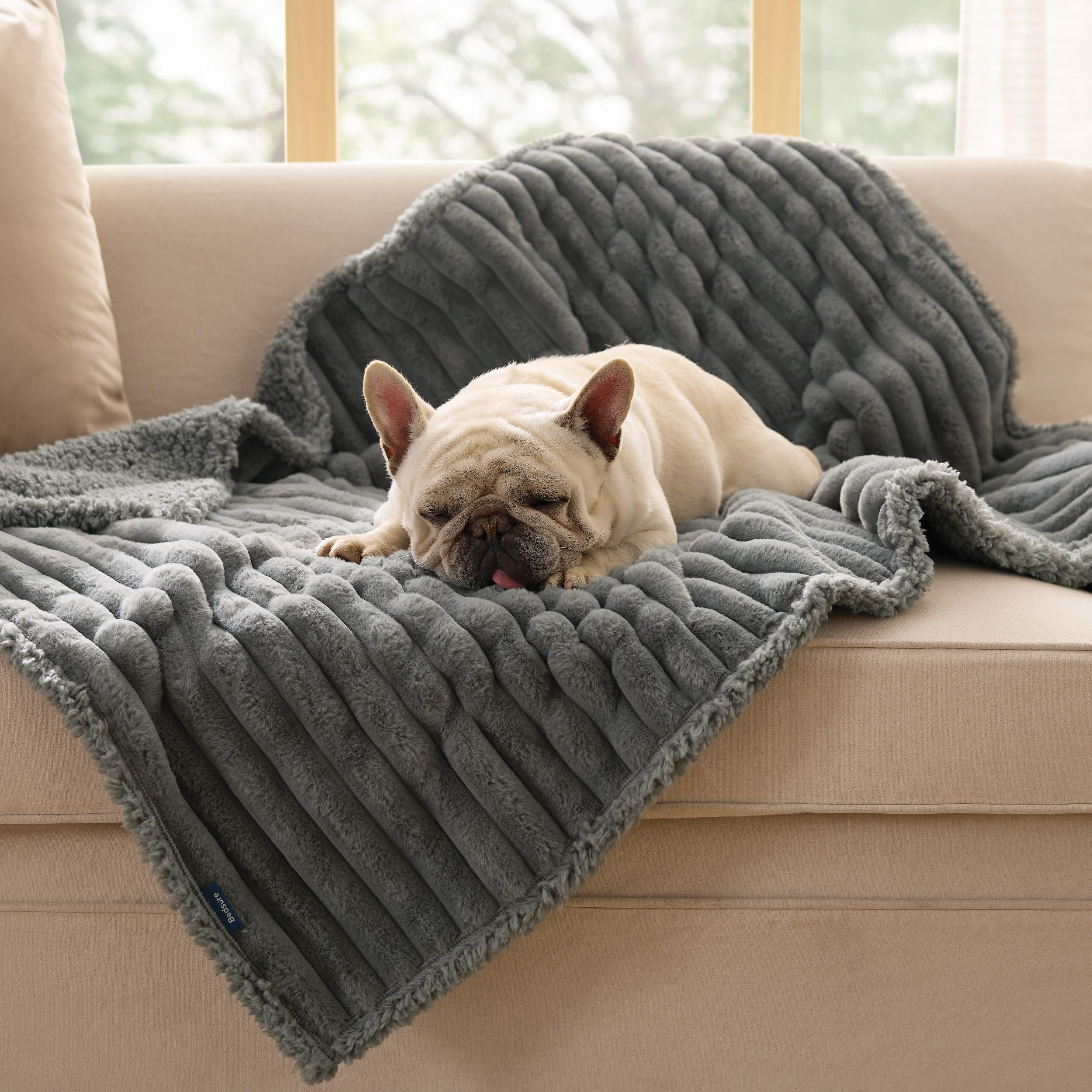 Bedsure ComfyFleece en voyage, surface réversible pour usage nomade et confort.