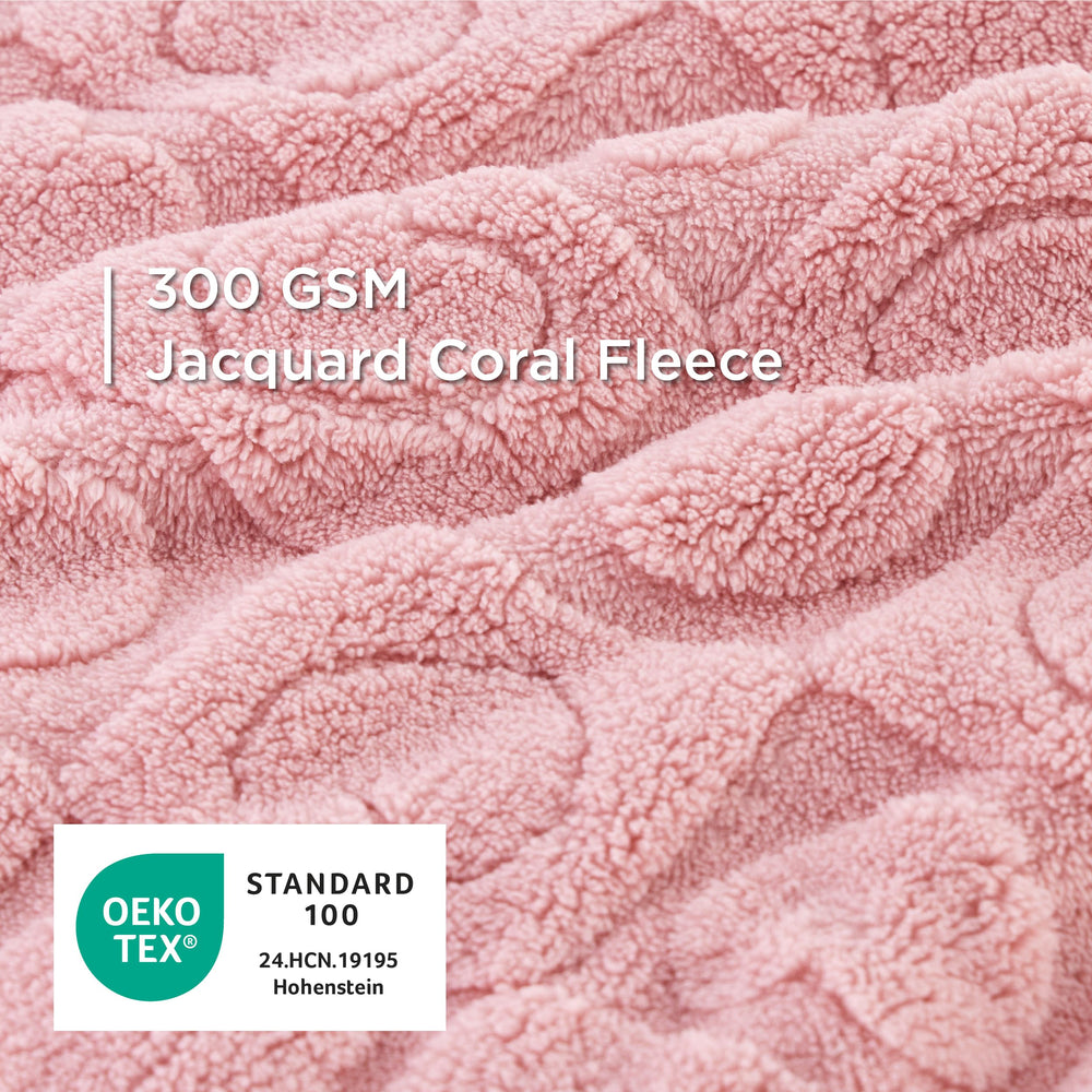 Bedsure Couverture chaton rose peluche idéale pour le repos.
