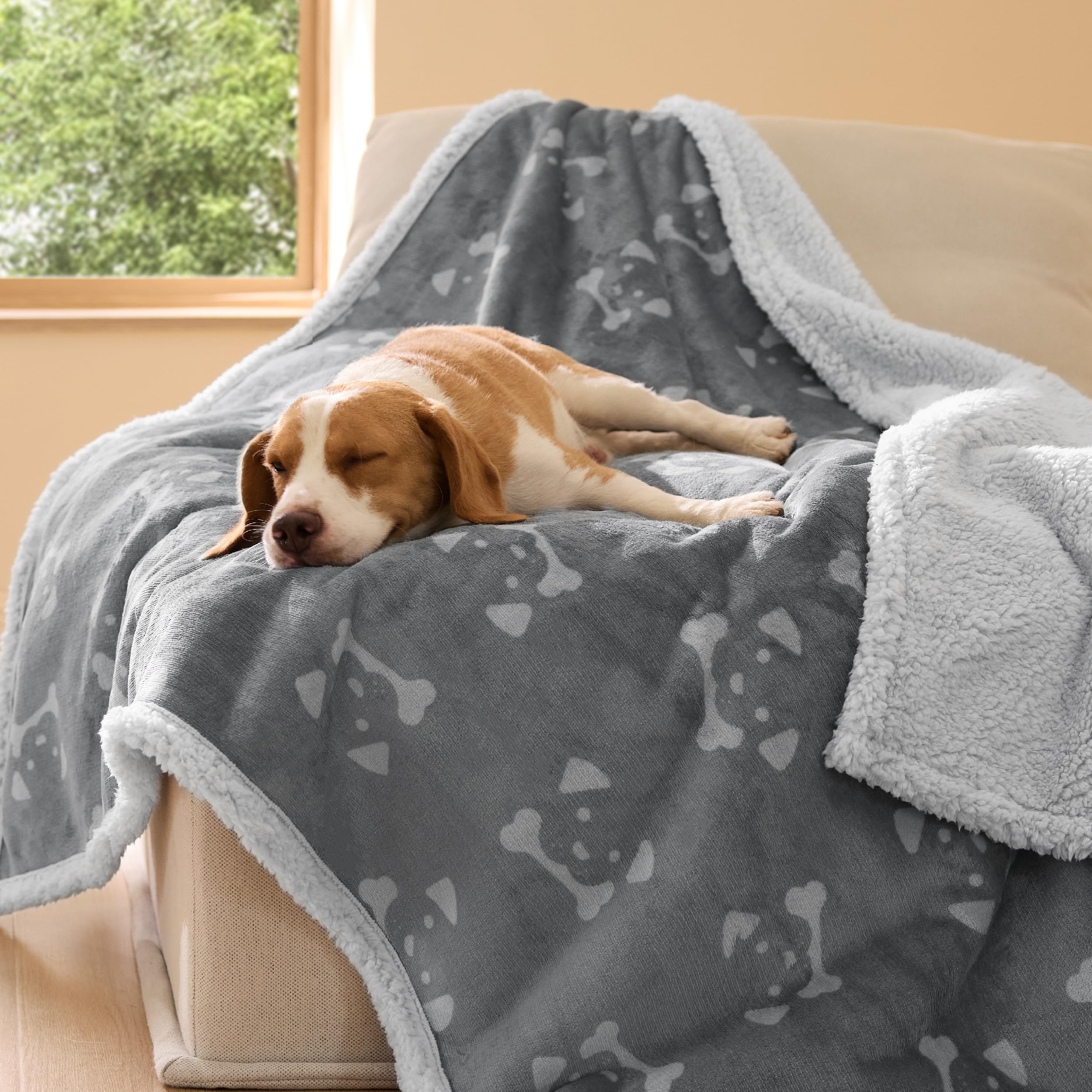 Bedsure couverture sur lit idéale pour les siestes des grands chiens.