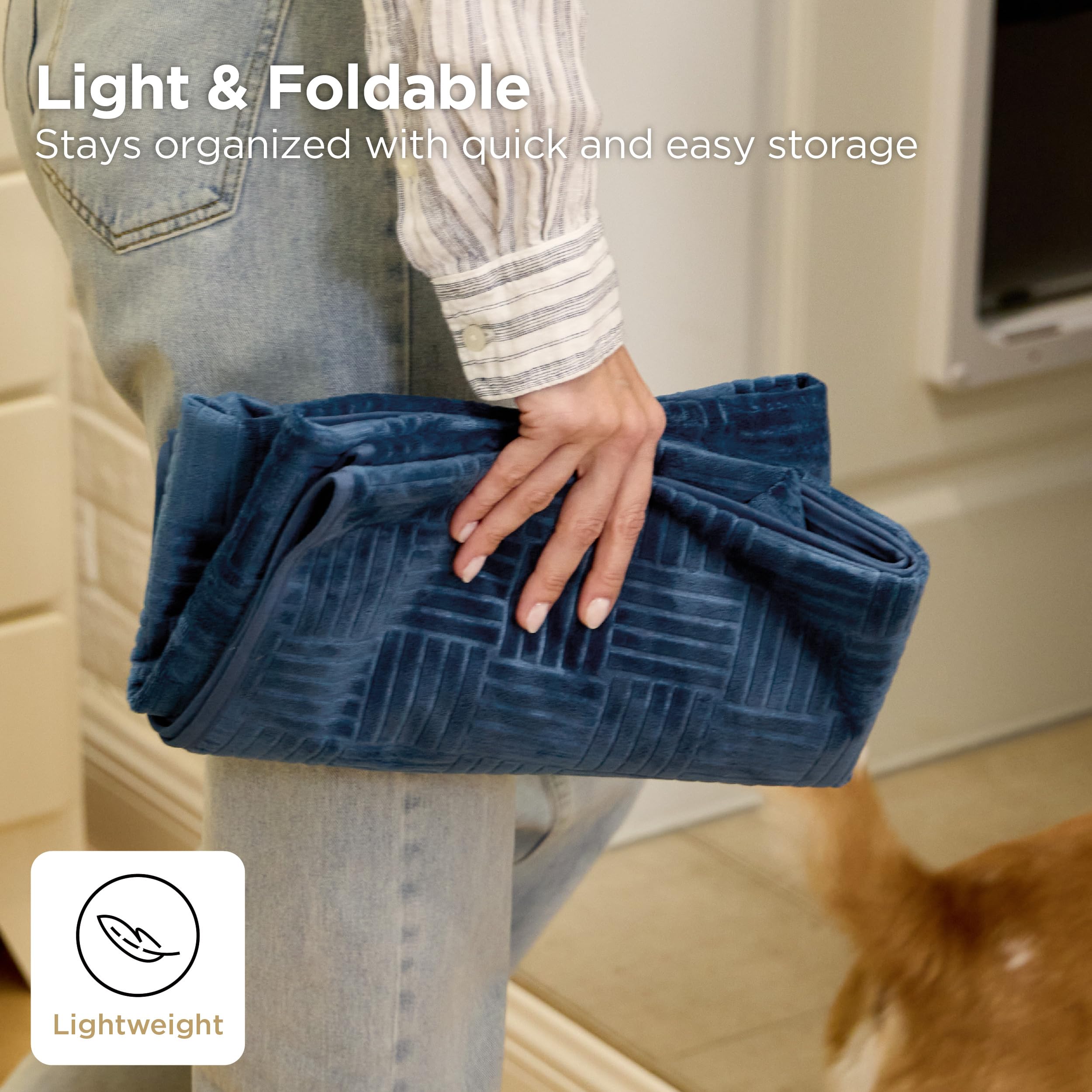 Bedsure Design moderne, protection discrète sur canapé et meubles bleu marine.