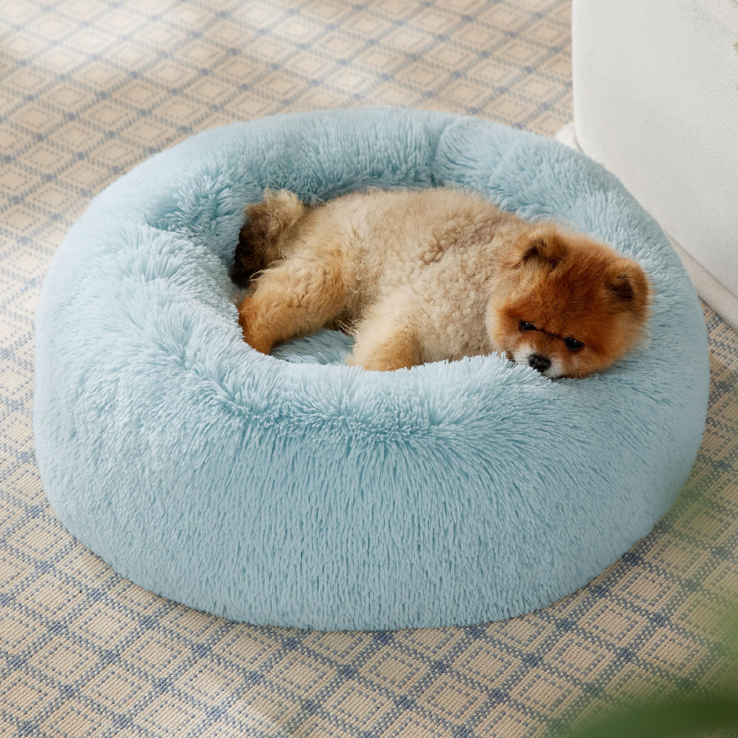 Bedsure rebord surélevé offrant soutien pour la tête et le cou sur le lit donut bleu aqua.