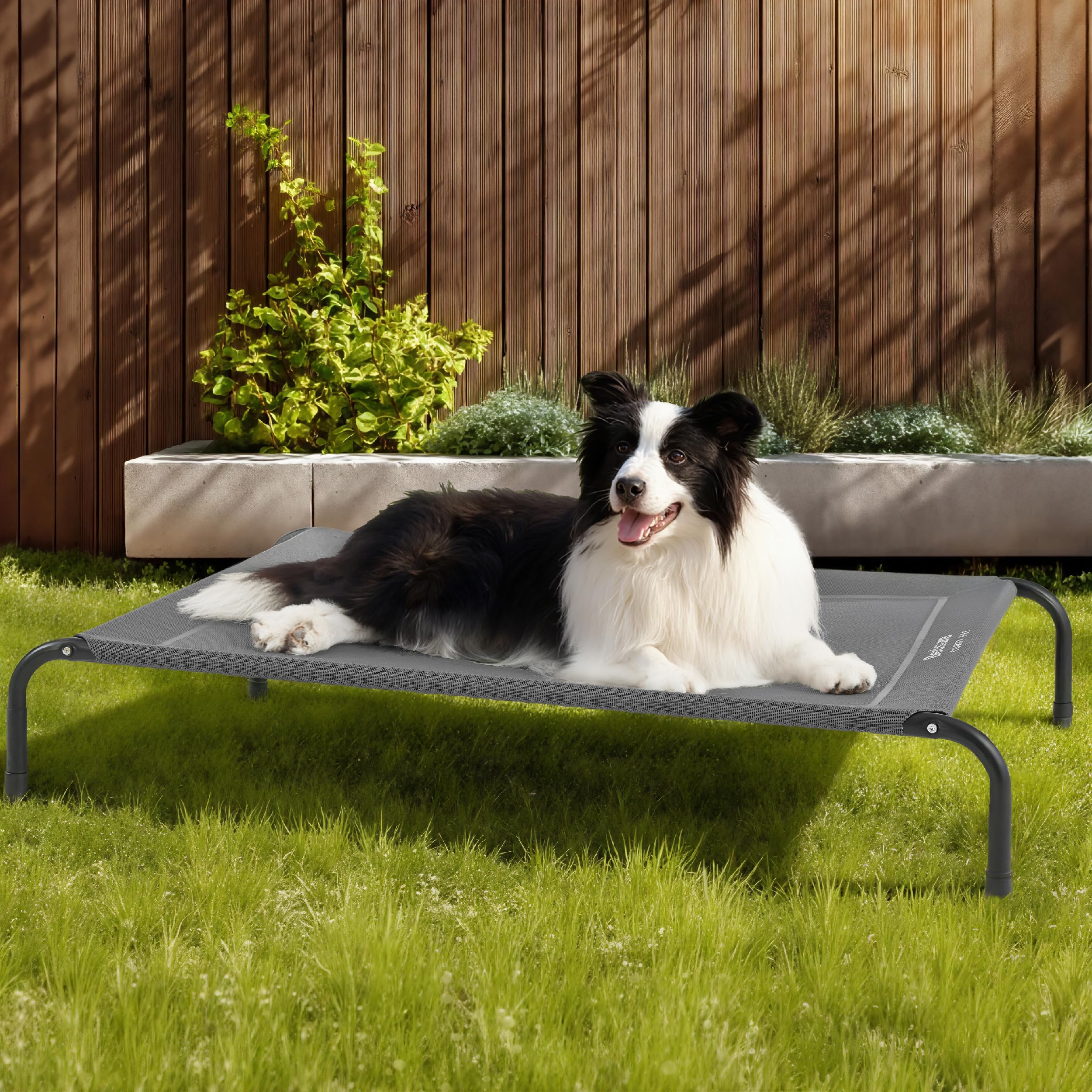 Bedsure utilisation-exterieur-patio-lit-chien: idéal près de la terrasse pour un repos à l'ombre.