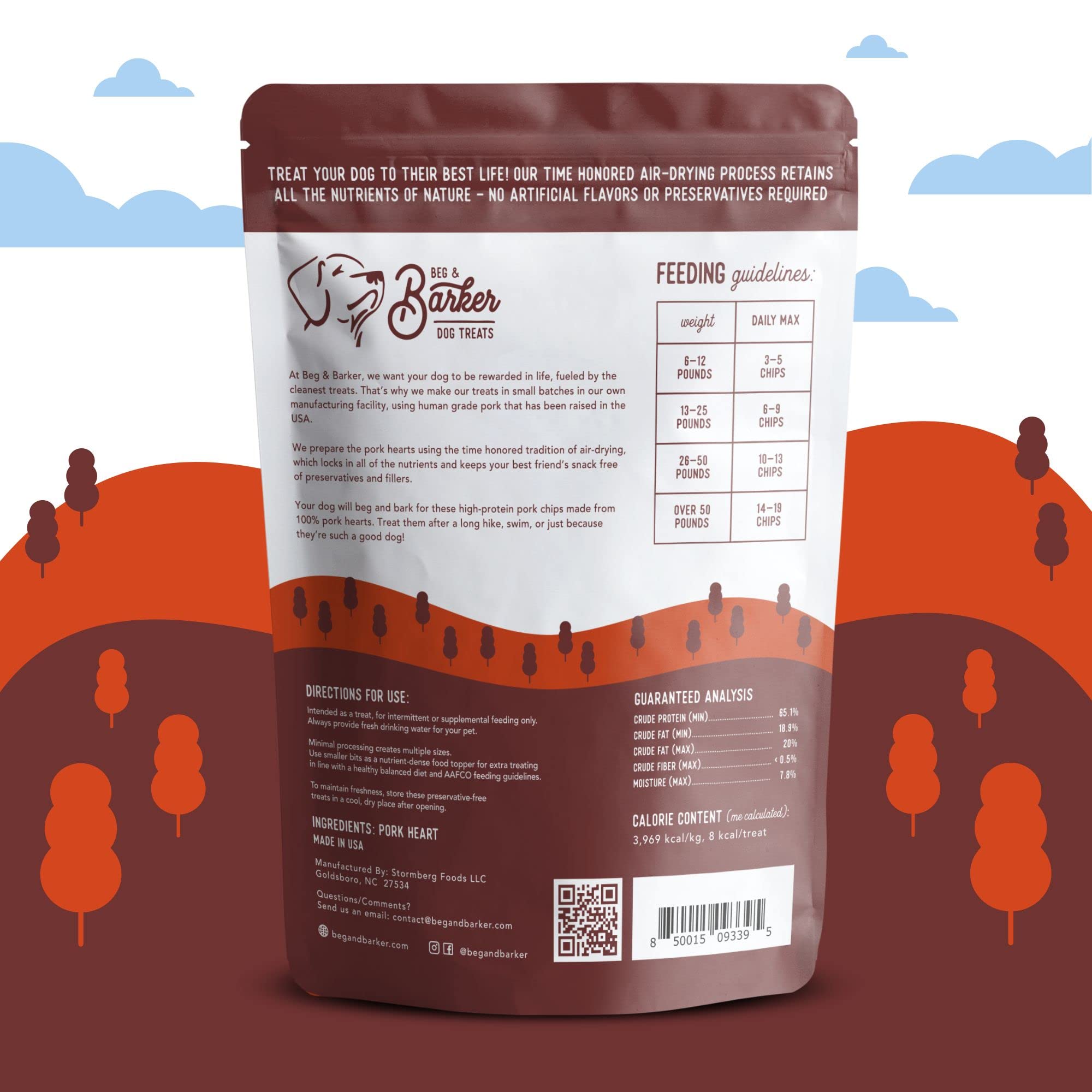 Chien heureux dégustant Beg & Barker chips de porc pour chien friandise naturelle.