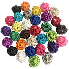 Boules rattan Benvo 3 cm en coloris vifs pour divertir les oiseaux.