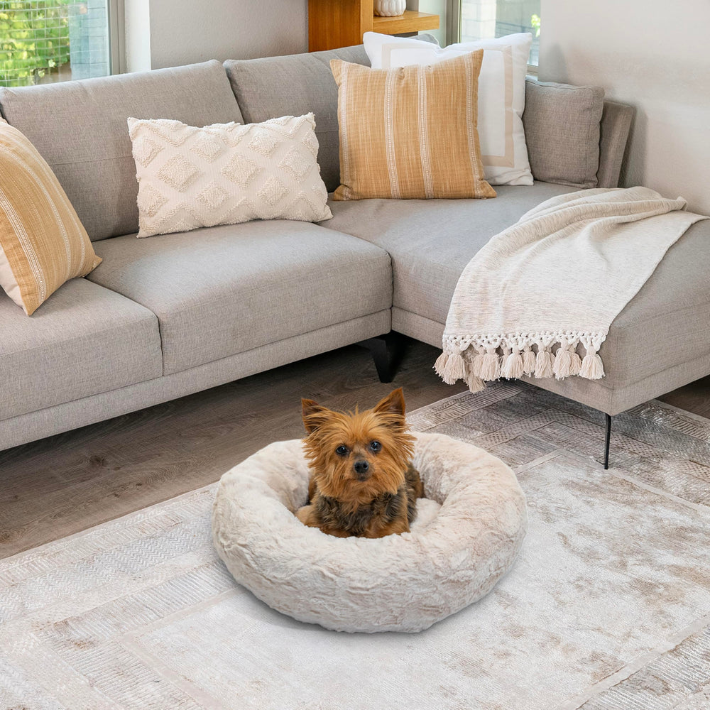 Ambiance intérieure chaleureuse avec le lit beignet oyster Best Friends par Sheri.