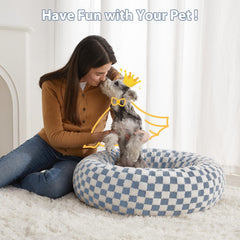 Lit donut BFPETHOME pour chien bleu, détail peluche douce et toucher réconfortant.