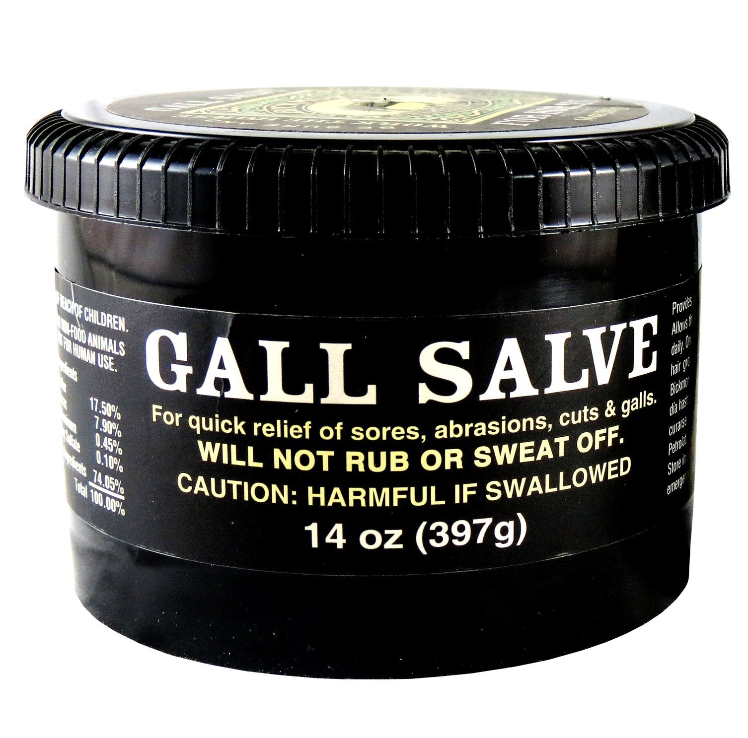 Application de Bickmore Gall Salve sur l’épaule d’un cheval.