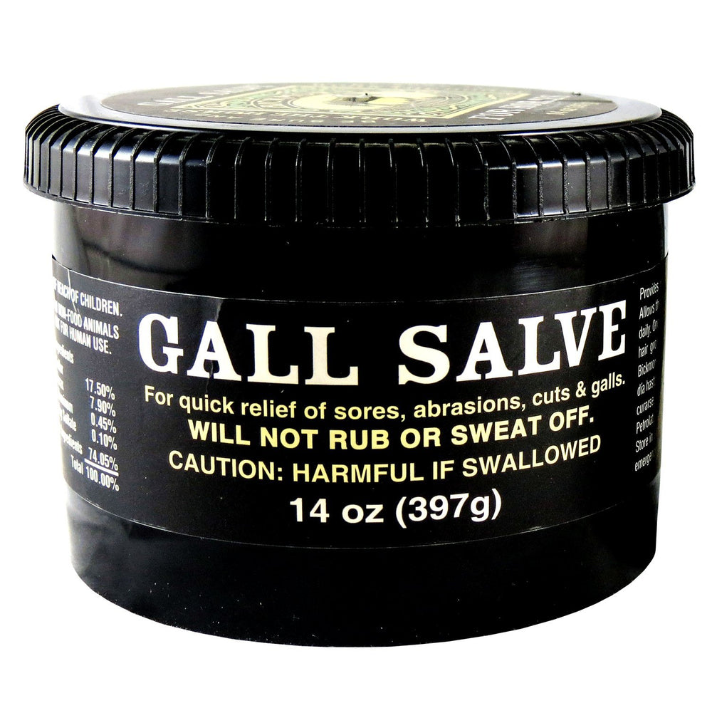 Application de Bickmore Gall Salve sur l’épaule d’un cheval.