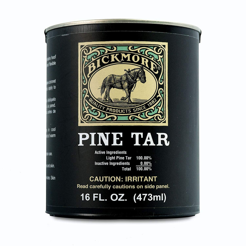 Bickmore Pine Tar sur sabot cheval, favorise l’élasticité et prévient les fissures.