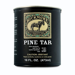 Bickmore Pine Tar sur sabot cheval, favorise l’élasticité et prévient les fissures.