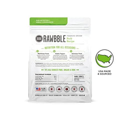 Gros plan sur morceaux de porc lyophilisés BIXBI Liberty, haute digestibilité et goût apprécié.