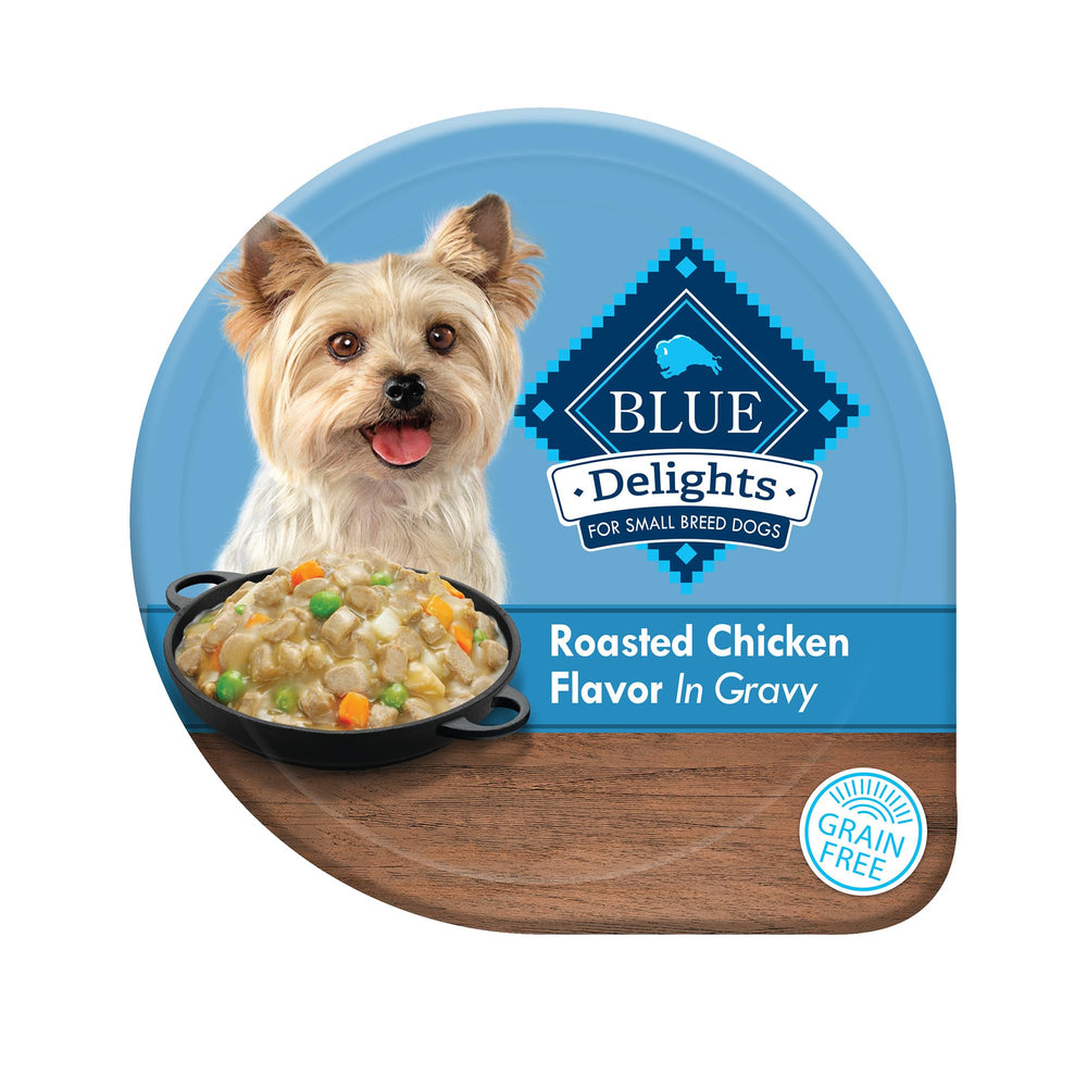 Blue Buffalo Delights: petit chien, poulet rotisserie en sauce, repas savoureux.