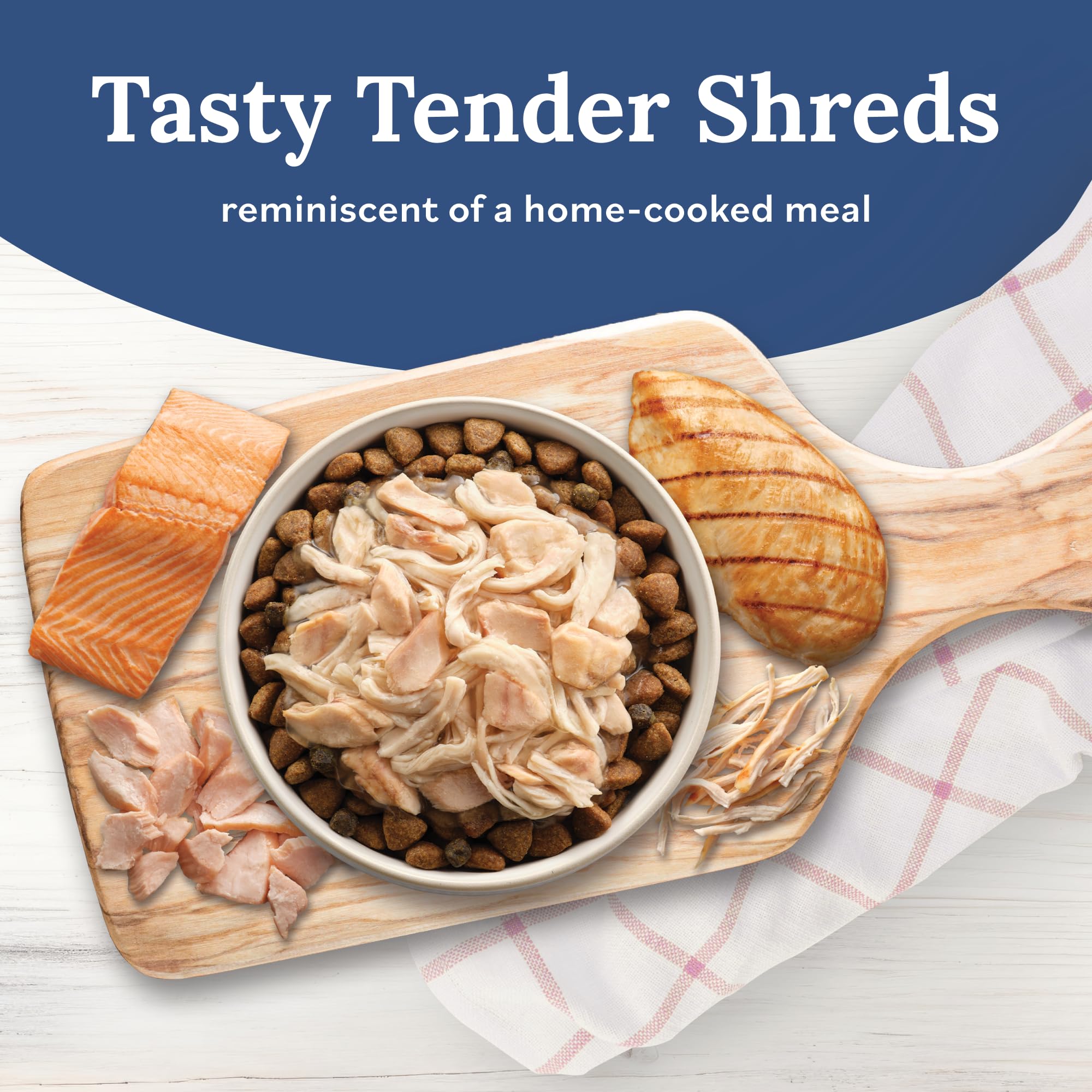 Chien savourant Tender Shreds Blue Buffalo sur croquettes, repas plus appétissant.