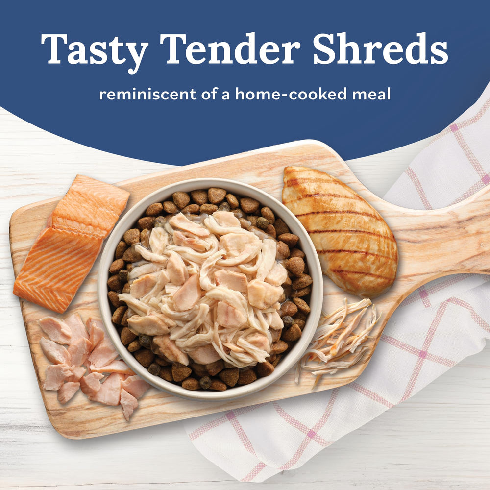 Chien savourant Tender Shreds Blue Buffalo sur croquettes, repas plus appétissant.