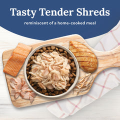 Chien savourant Tender Shreds Blue Buffalo sur croquettes, repas plus appétissant.