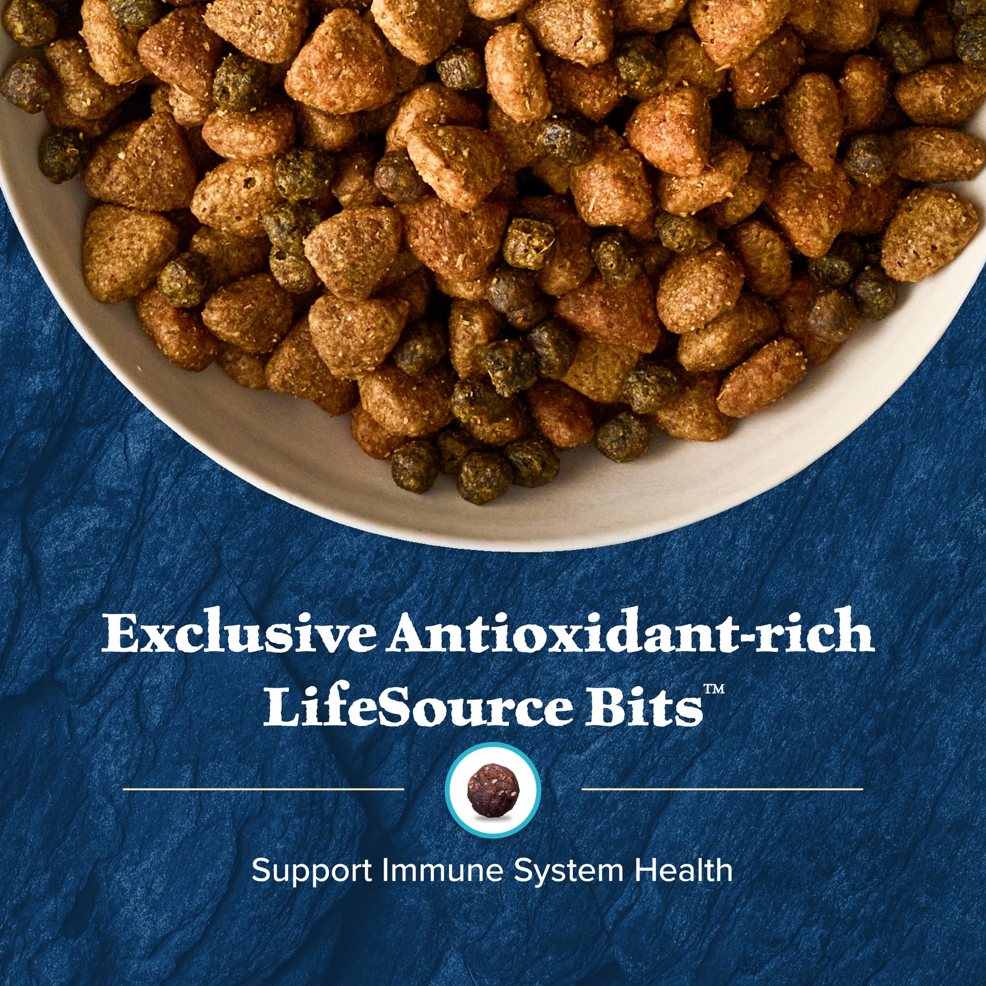 Blue Buffalo Wilderness grains et fibres pour équilibre nutritionnel.