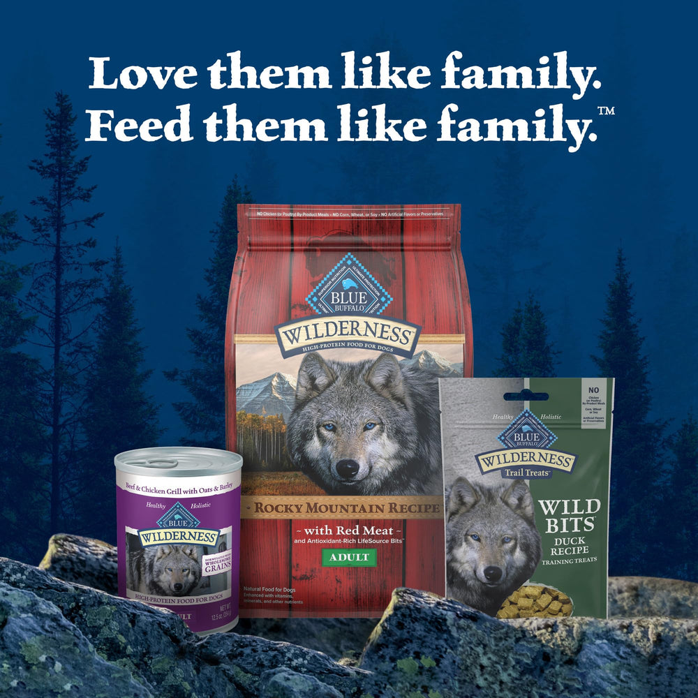 Chien heureux recevant une récompense Blue Buffalo Wilderness Wild Bits.