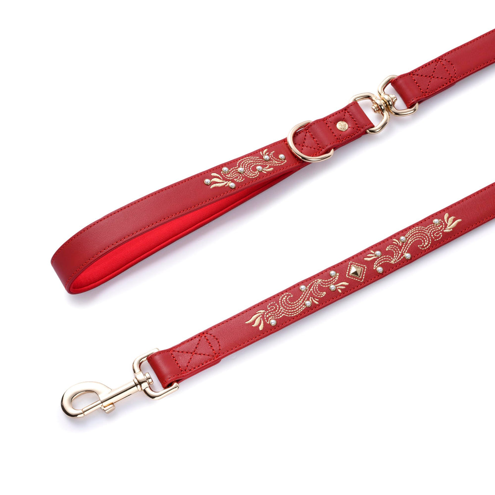 Détail de broderie dorée Blueberry Pet ajoute une touche chic et distinctive.
