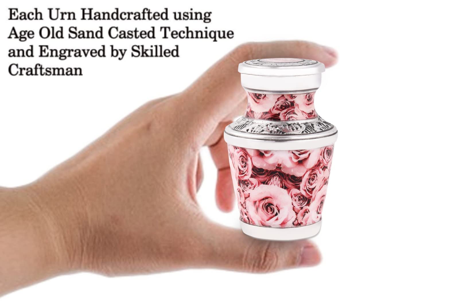 Finition artisanale Bold & Divine sur l’urne rose pâle
