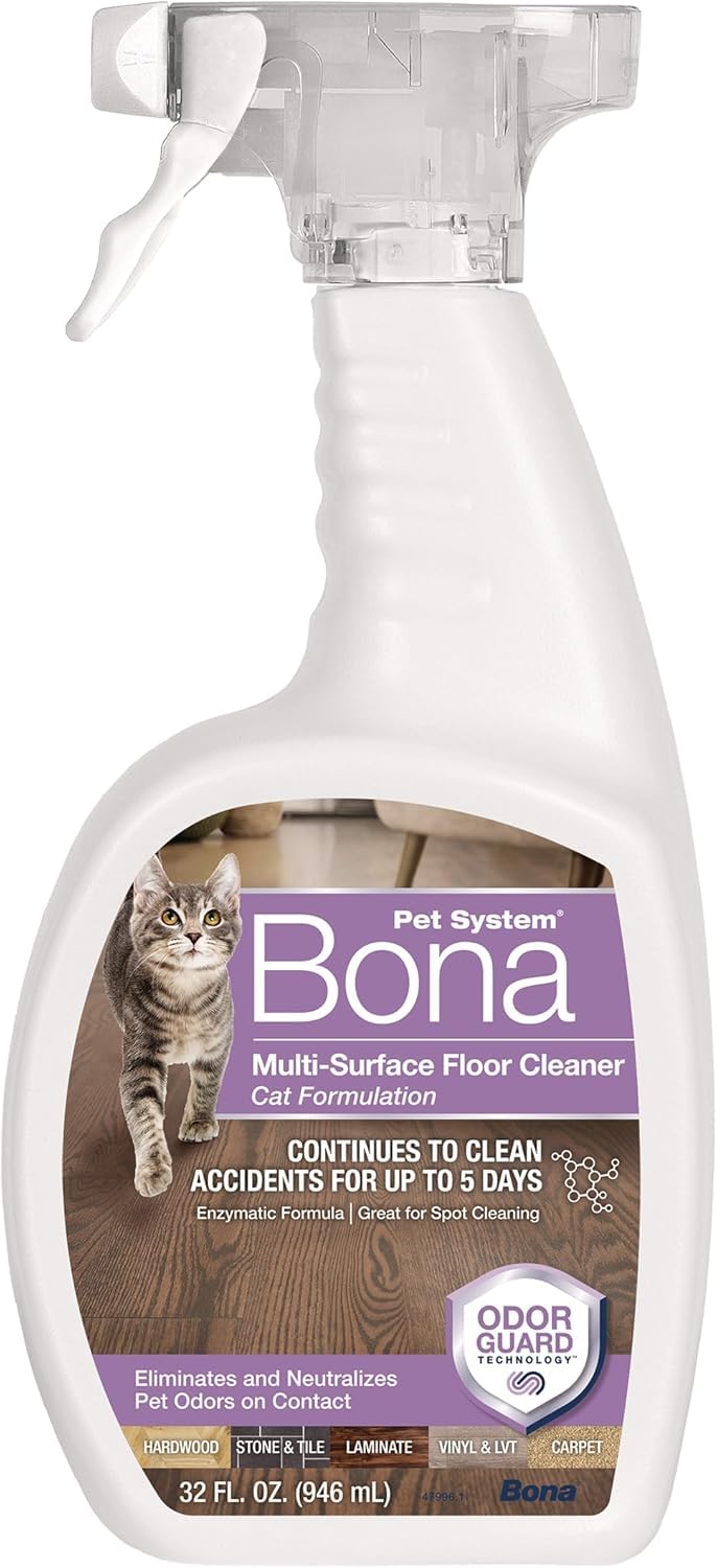 Application du Bona Pet Spray pour neutraliser les odeurs autour de la litière.