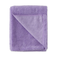 Détail broderie Bone Dry collection lavande sur serviette.