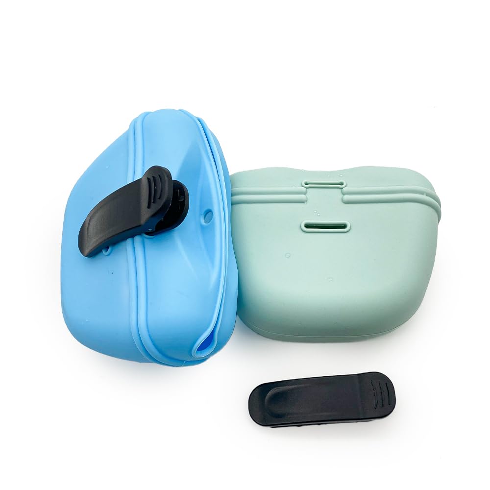 Poche Bongpuda en silicone bleue ciel prête pour friandises lors des promenades