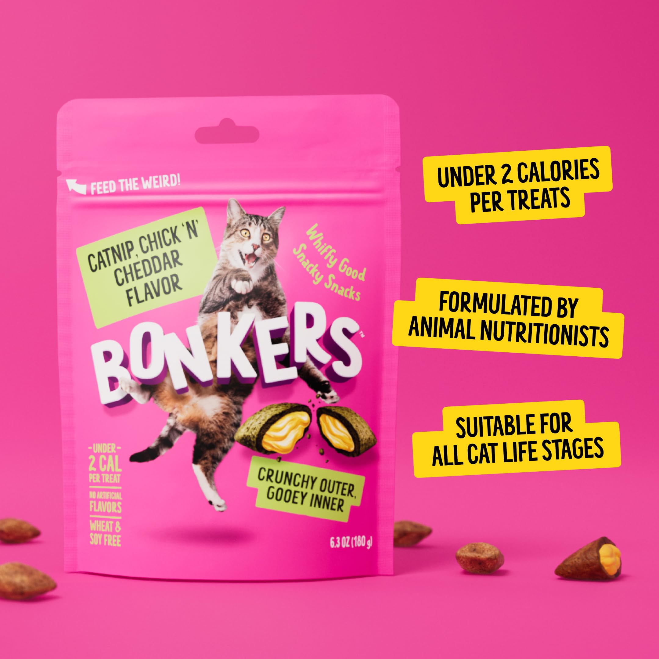 Chat heureux savourant une bouchée Bonkers Bites