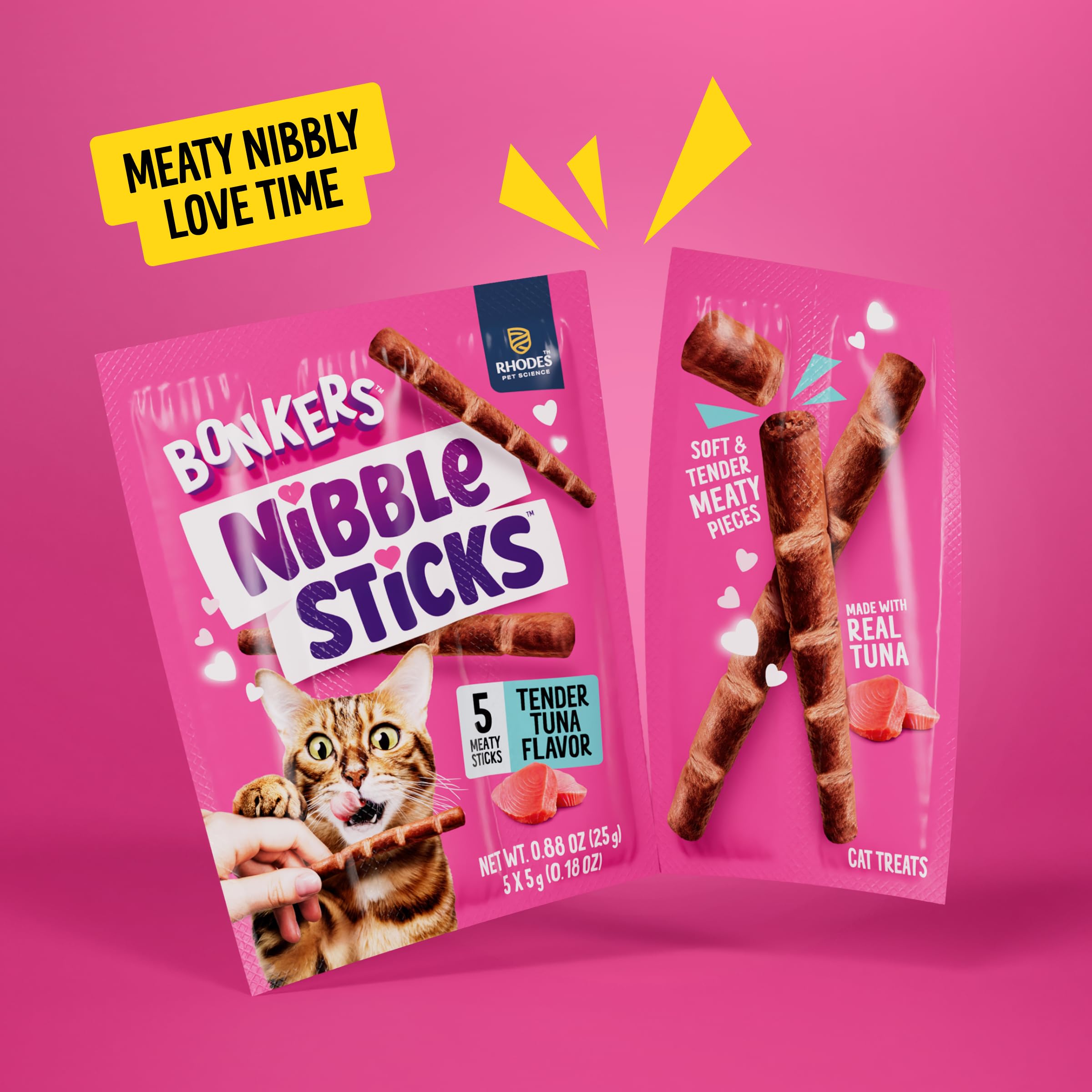 Chat savourant Bonkers Nibble Sticks à la main, moment de lien renforcé.